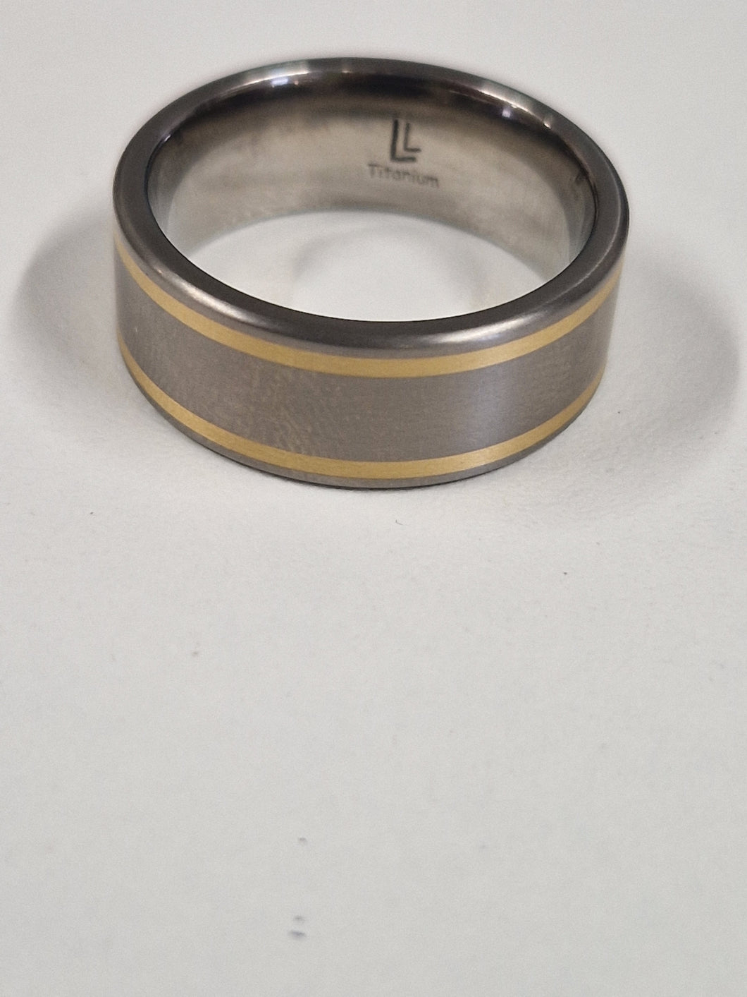 Titanium & 18ct gold ring size V1/2