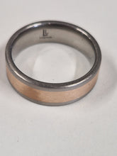 Load image into Gallery viewer, Titanium &amp; 9ct gold ring size T
