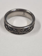 Load image into Gallery viewer, Titanium Thistle pattern ring size S1/2
