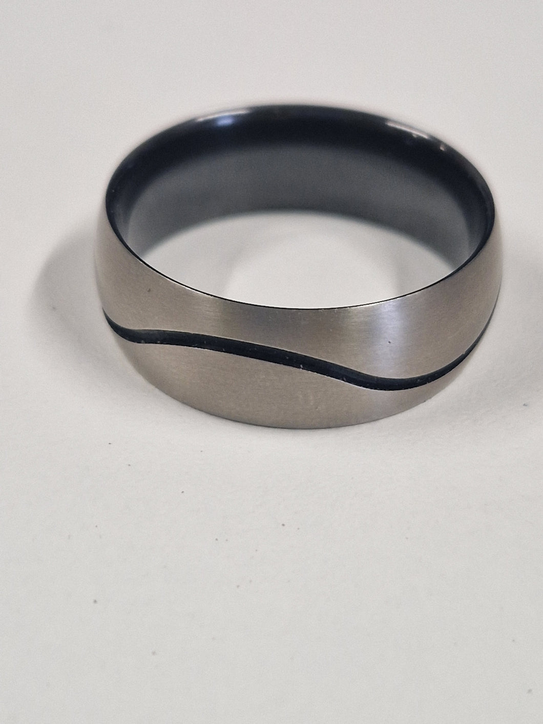 Zirconium ring with curved black groove size Z+2