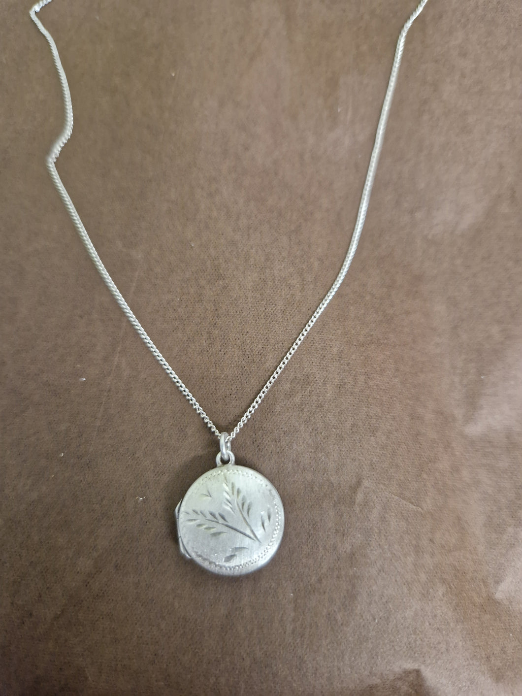 Round Locket brushed silver with pattern, no chain