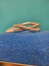 Load image into Gallery viewer, Silver scribble ribbon ring size M
