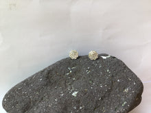 Load image into Gallery viewer, Flower stud earrings
