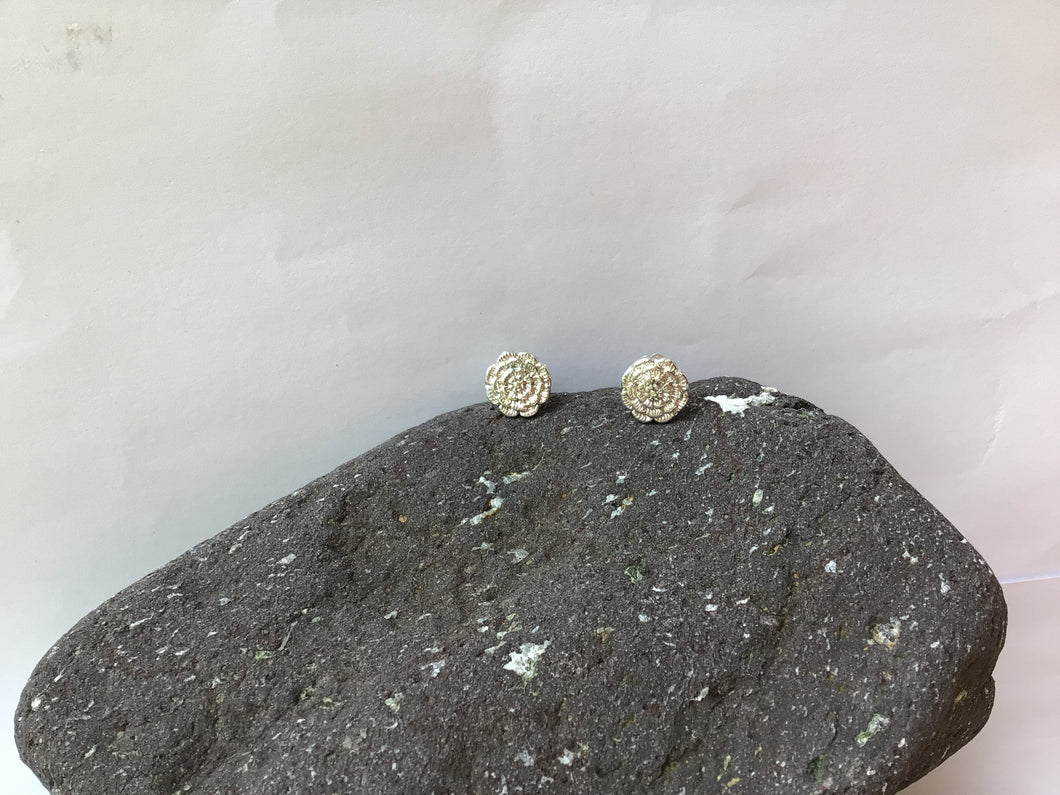 Flower stud earrings