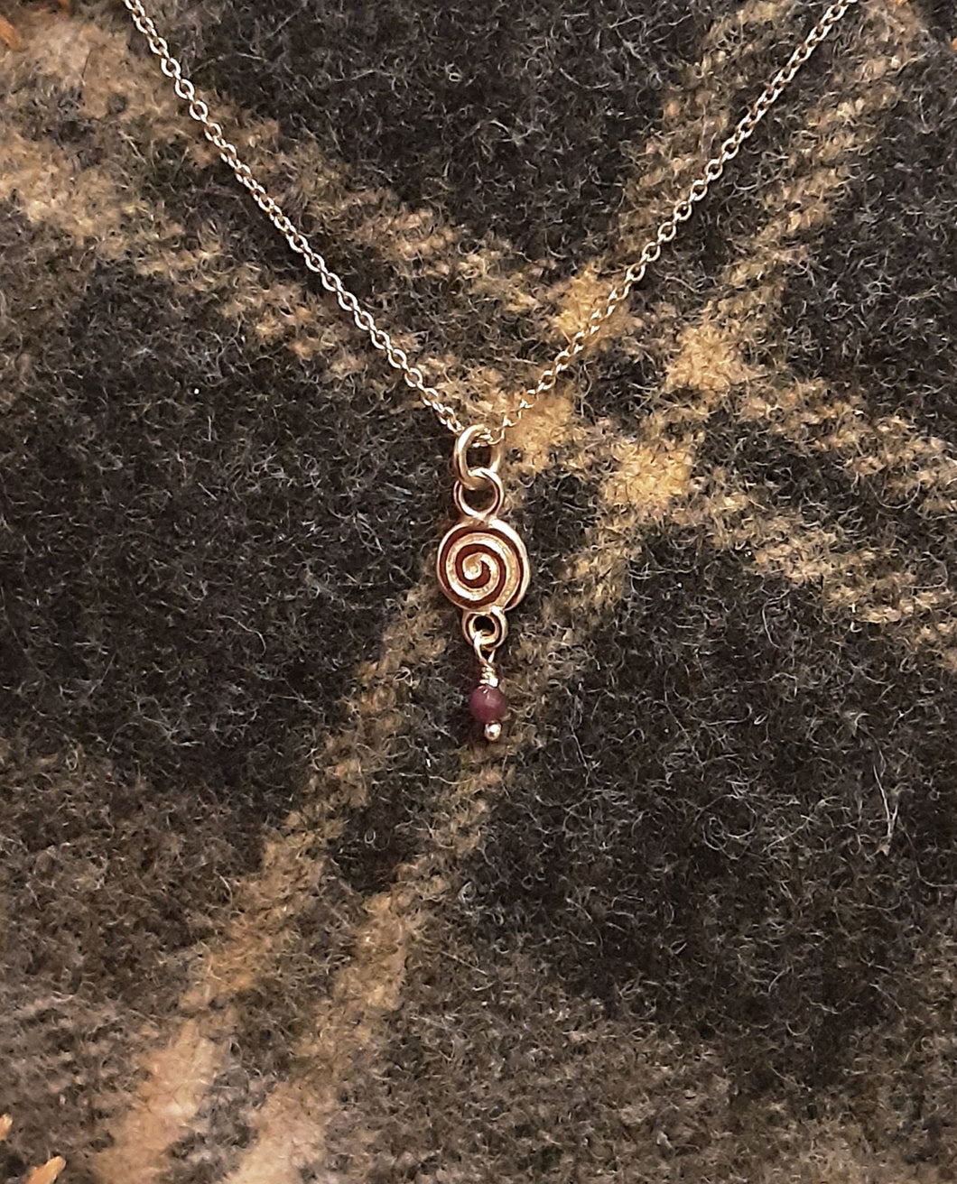 Swirl pendant Recycled Gold & Ruby