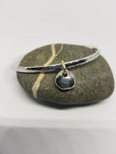Load image into Gallery viewer, Dailbeag Touch of gold 3mm Oxidised bangle
