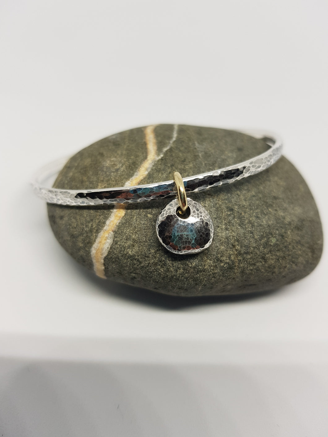 Dailbeag Touch of gold 3mm Oxidised bangle
