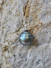 Load image into Gallery viewer, Light grey tahitian pearl pendant on 16/18&quot; trace
