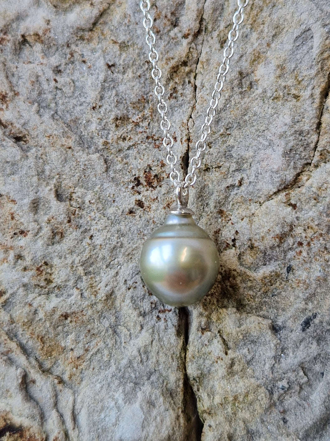 Light grey tahitian pearl pendant on 16/18