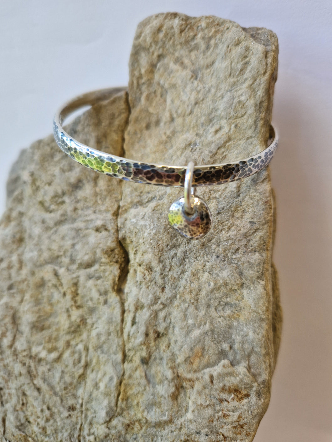 Dailbeag Touch of Gold 5mm Oxidised bangle