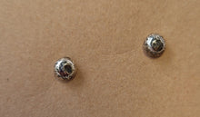Load image into Gallery viewer, Dailbeag Small Stud Earrings
